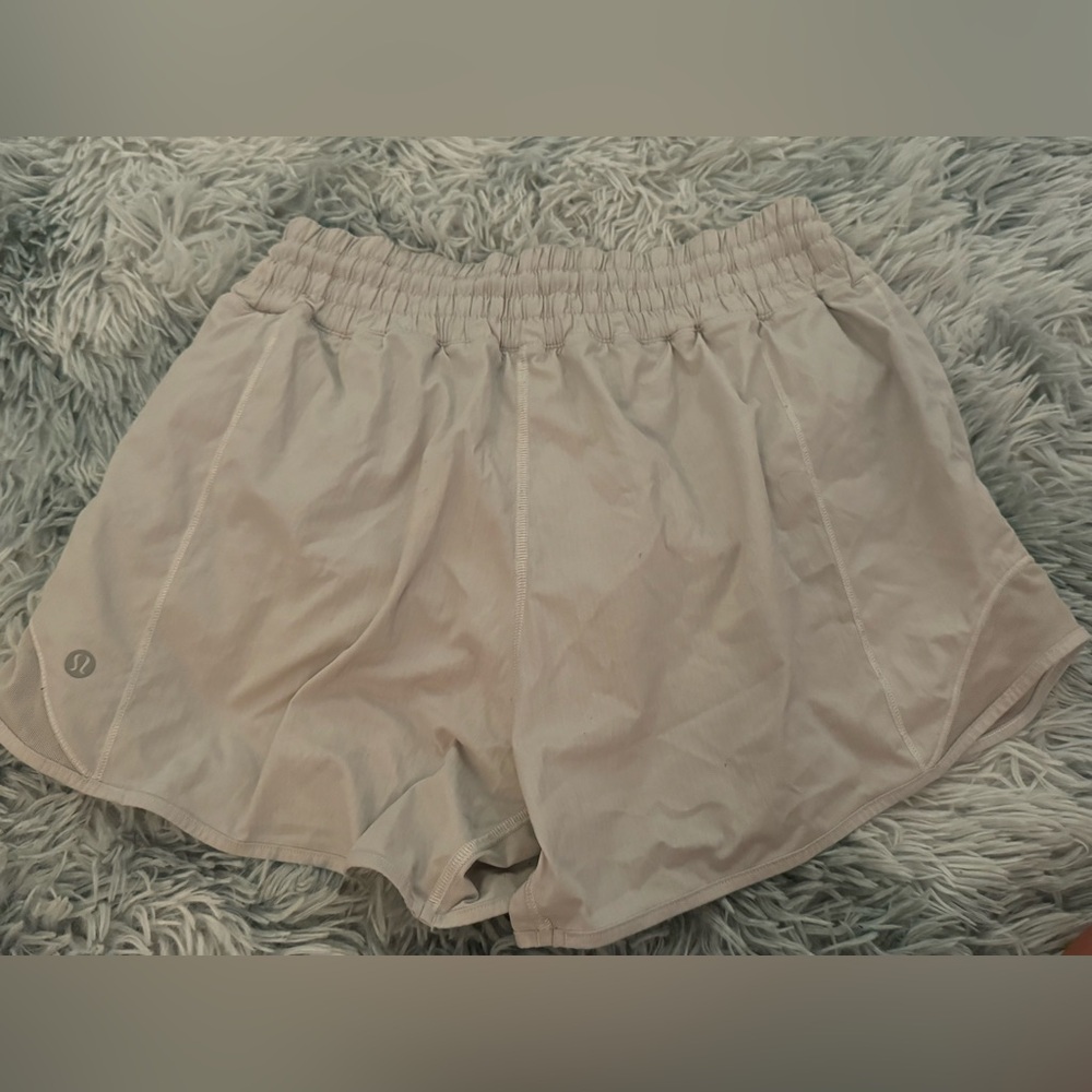 Lululemon Hotty hot Low Rise 4” shorts. WHITE. SIZE 4.